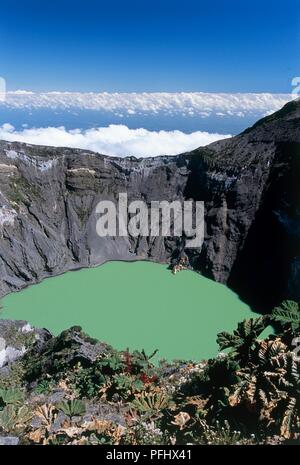 Costa Rica, Parque Nacional Volcan Irazu, tiefgrünen See in der grössten vulkanischen Krater im Nationalpark Stockfoto