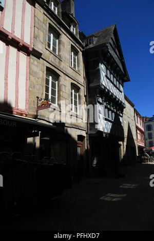 Blick auf die Straße der mittelalterlichen Gebäude in der Rue du Salle, Quimper, Finistere, Bretagne, Frankreich Stockfoto