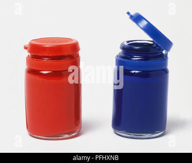 Kleine Töpfe der blauen und roten Farbe, aus der Nähe. Stockfoto