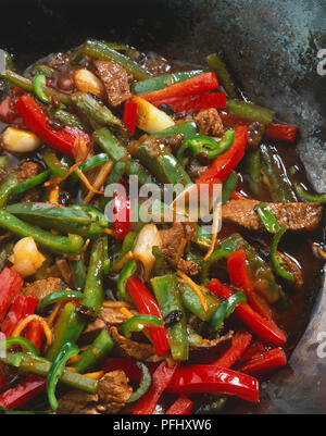 Fleisch und Gemüse Rühren braten im Wok, hautnah. Stockfoto