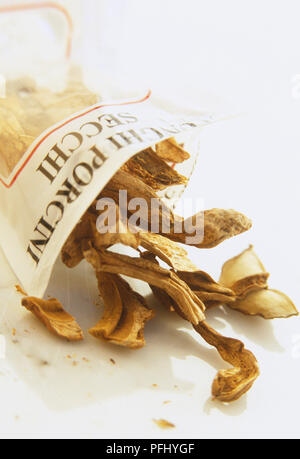 Funghi Porcini Secchi, getrocknete Steinpilze in einer geöffneten Kunststoff paket, bis zu schließen. Stockfoto