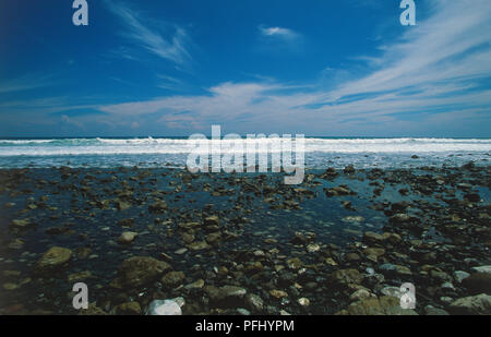 Mittelamerika Costa Rica, Südliche Zone, Peninsula de Osa, Parque Nacional Corcovado, Karate, Wellen, die über Felsen im flachen, transparenten Wasser der Küste im Nationalpark Stockfoto