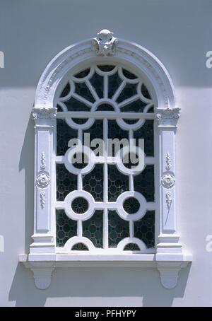 Costa Rica, Naranjo, Iglesia de Cristo de Naranjo, Fenster auf die weiß getünchten Fassade Stockfoto
