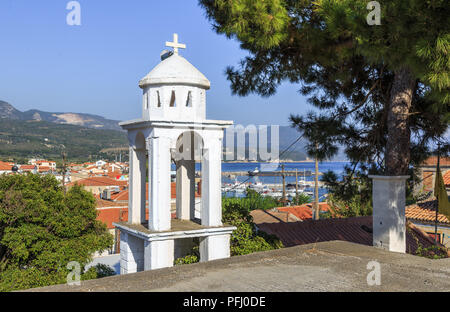 Kleine Orthodoxie Kapelle über ruhigen Hafen, Hafen und Jachthafen in der Bucht von Ormos Marathokampos Insel Samos, Ägäis, Griechenland Stockfoto