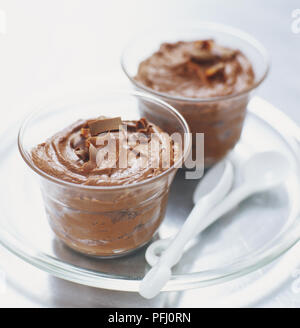 Mousse au Chocolat in zwei Dessert Gläser serviert, in der Nähe Stockfoto