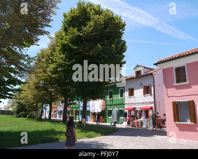 Eine kühle und schattige verzierte offene Fläche auf der Insel Burano, Italien Stockfoto