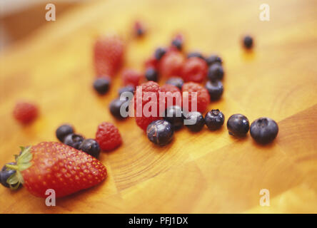 Sommer Beeren auf Holz Arbeitsplatte Stockfoto