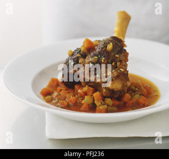 Geschmorte Lammkeule mit gewürfelte Gemüse serviert, in der Nähe Stockfoto