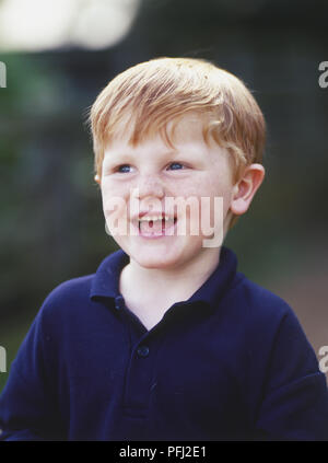 Lächelnd ginger Junge im blauen Hemd, Vorderansicht Stockfoto