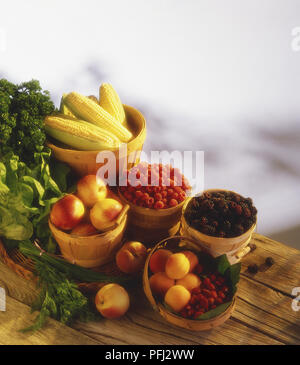Auswahl an frischem Obst und Gemüse auf Holztisch, hohe Betrachtungswinkel Stockfoto