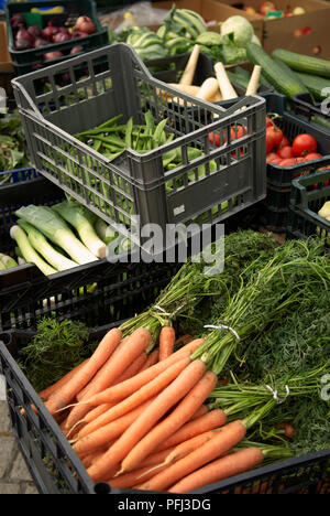 Kisten mit Gemüse Stockfoto