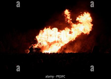 Grossbritannien, England, East Sussex, Lewes, Bonfire Night (Guy Fawkes Nacht), Feuer im Dunkeln Stockfoto