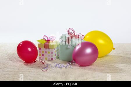 Zwei Geschenkboxen und drei Ballons Stockfoto