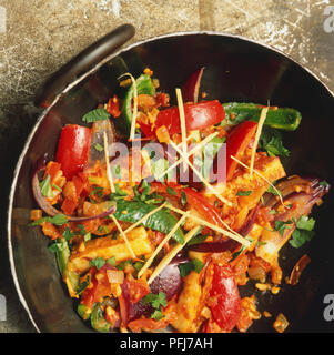 Pfannengerichte einschließlich paneer Käse, Paprika, Zwiebel, Kräuter, in großen Pan, Ansicht von oben. Stockfoto