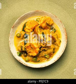 Thailändische Garnelen Curry mit Erbsen und Auberginen, auf einer Platte Stockfoto