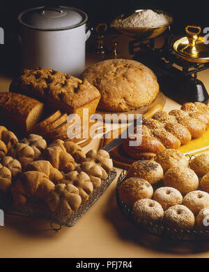 Anzeige von verschiedenen Vollkorn und knusprigem Brot, Brötchen und Croissants, einige mit Sesam und Mohn bestreut Stockfoto