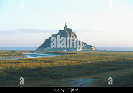 Frankreich, Normandie, Mont Saint Michel, Blick über schlammige Felder. Stockfoto