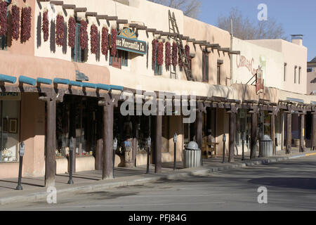 USA, New Mexiko, Taos, Altstadt, leere Straße Reihenhäuser Stockfoto