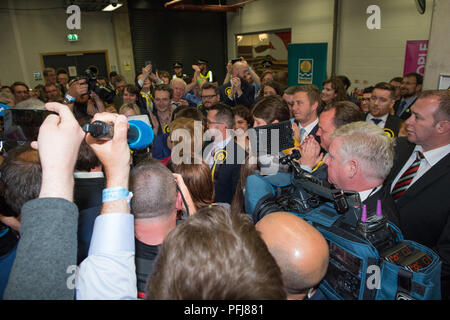 Nicola Sturgeon reagiert auf Fragen in den ersten Stunden nach Theresa May ein Snap in Großbritannien Parlamentswahlen aufgerufen. Glasgow Schottland. 9. Juni 2017. Stockfoto