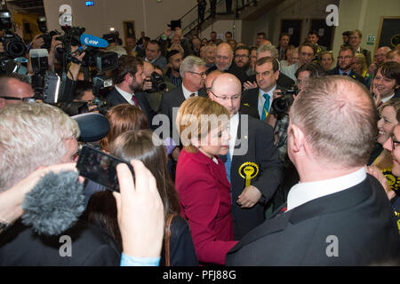 Nicola Sturgeon reagiert auf Fragen in den ersten Stunden nach Theresa May ein Snap in Großbritannien Parlamentswahlen aufgerufen. Glasgow Schottland. 9. Juni 2017. Stockfoto