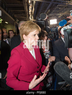 Nicola Sturgeon reagiert auf Fragen in den ersten Stunden nach Theresa May ein Snap in Großbritannien Parlamentswahlen aufgerufen. Glasgow Schottland. 9. Juni 2017. Stockfoto