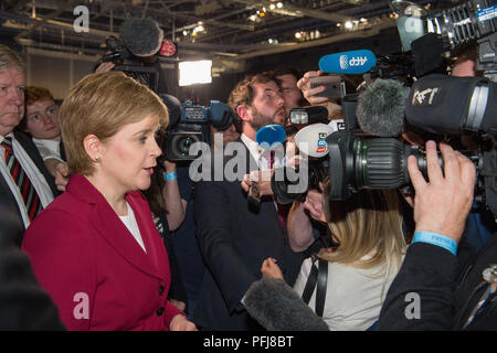 Nicola Sturgeon reagiert auf Fragen in den ersten Stunden nach Theresa May ein Snap in Großbritannien Parlamentswahlen aufgerufen. Glasgow Schottland. 9. Juni 2017. Stockfoto