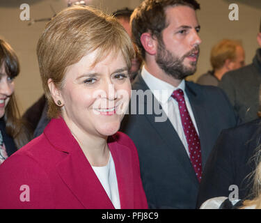 Nicola Sturgeon reagiert auf Fragen in den ersten Stunden nach Theresa May ein Snap in Großbritannien Parlamentswahlen aufgerufen. Glasgow Schottland. 9. Juni 2017. Stockfoto