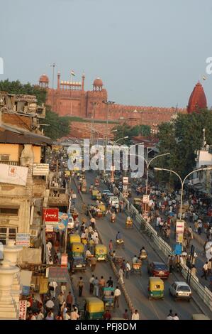 Indien, Delhi, street scene mit Roten Fort im Hintergrund Stockfoto