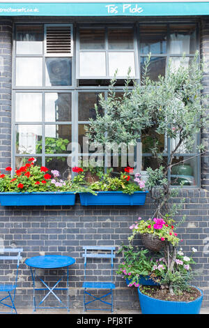 Helle blaue Tische und Stühle draußen Tas Pide türkischen Mezze Restaurant in der Neuen Welt zu Fuß durch das Shakespeare Globe Theatre Stockfoto