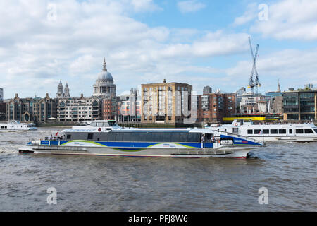 Touristische vergnügen Kreuzfahrtschiffen auf der Themse in der Nähe von Southwark Bridge mit St. Paul's Kathedrale im Hintergrund Stockfoto