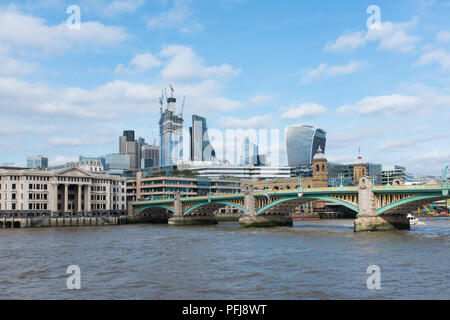 Die Southwark Bridge über die Themse in London mit der Stadt London Financial District im Hintergrund Stockfoto