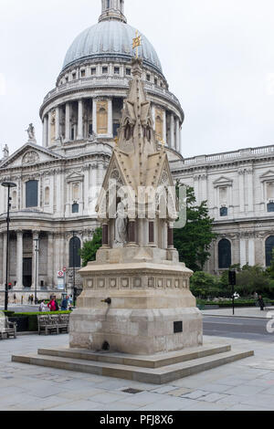 Der hl. Laurentius und Maria Magdalena Trinkbrunnen gegenüber St. Paul's Kathedrale in Cannon Street in der City von London Stockfoto
