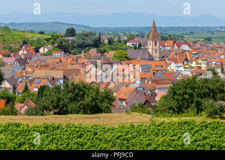 Blick über Endingen am Kaiserstuhl, Deutschland von Weinbergen umgeben. Stockfoto