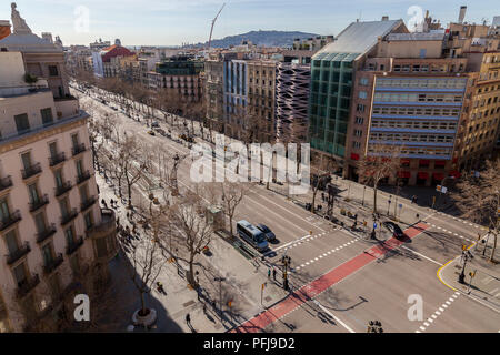 Berühmte Carrer Gran de Gràcia, Erhöhte Ansicht von Casa Mila, in Barcelona, Katalonien, Spanien. Stockfoto