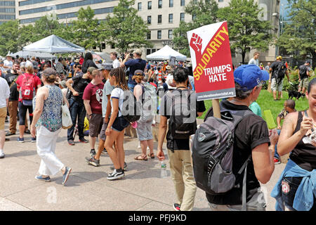 'Solidarität Trumpf Hass' Schild ragt aus einem Rucksack in Freedom Park in Washington, D.C. während einem Massenprotest am 12. August 2018. Stockfoto