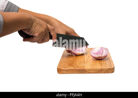 Koch rote Zwiebel schneiden mit einem Messer auf dem Schneidbrett aus weißem Hintergrund Stockfoto