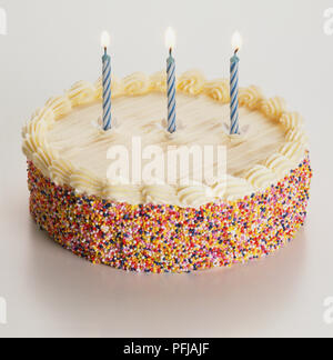 Geburtstag Kuchen mit drei Kerzen Stockfoto