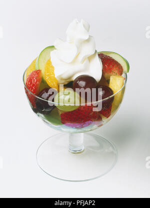 Obst im Glas Schüssel, garniert mit Sahne Stockfoto
