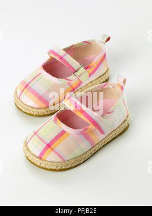 Kleine toddler Schuhe Stockfoto