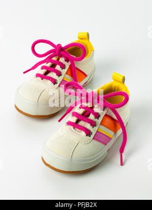 Kleine Kleinkind Trainer Stockfoto