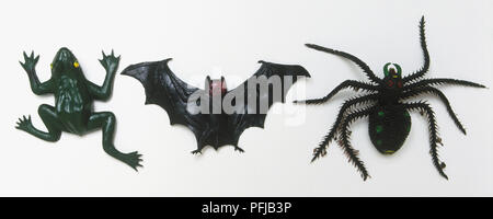 Schwarz Spielzeug Frosch, Fledermaus und Spinne, Ansicht von oben Stockfoto