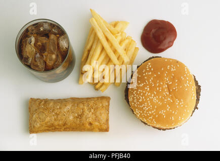 Hamburger, Ketchup, Pommes, Cola trinken und Kuchen, Ansicht von oben Stockfoto