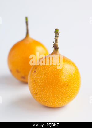 Passiflora edulis (Passionsfrucht) zwei gelbe Früchte, close-up Stockfoto