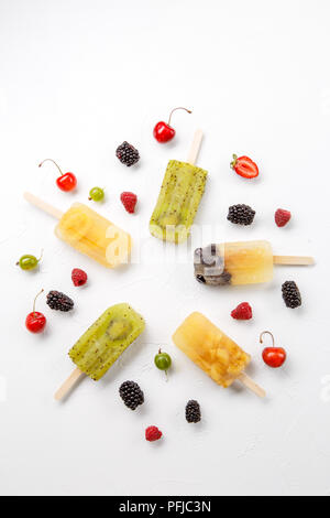 Bild von oben gefrorener Fruchtsaft, Stachelbeere, Black, Cherry Stockfoto