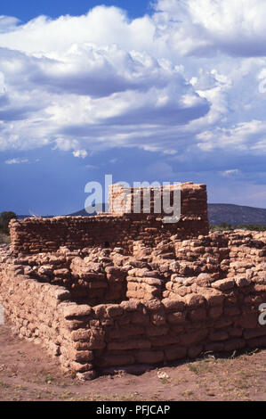 Prähistorisches Dorf Ruinen auf Puye Cliff - Wohnungen, Santa Clara Pueblo, New Mexico. Foto Stockfoto