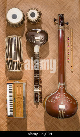 Traditionelle indische Instrumente, einschließlich dholak und Drums Tabla, Sitar, Tanpura, Flöte, Harmonium Stockfoto