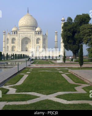 Indien, Uttar Pradesh, Agra, Taj Mahal über formale Gärten Stockfoto