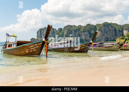 Traditionellen Fähren am Railay Strand in Krabi Provinz, Thailand Stockfoto