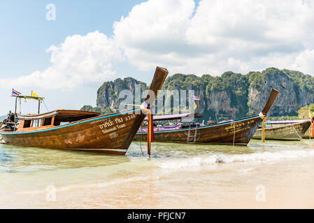 Traditionellen Fähren am Railay Strand in Krabi Provinz, Thailand Stockfoto