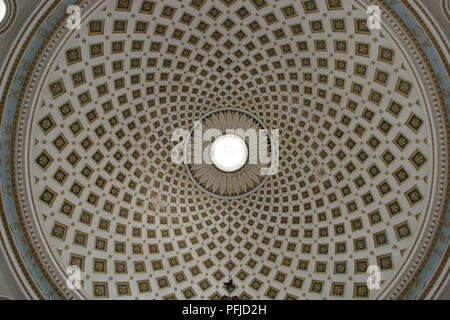 Malta, Mosta, Rotunde der Hl. Marija Assunta (Mosta Dome), Blick auf die Kuppel, von unten Stockfoto
